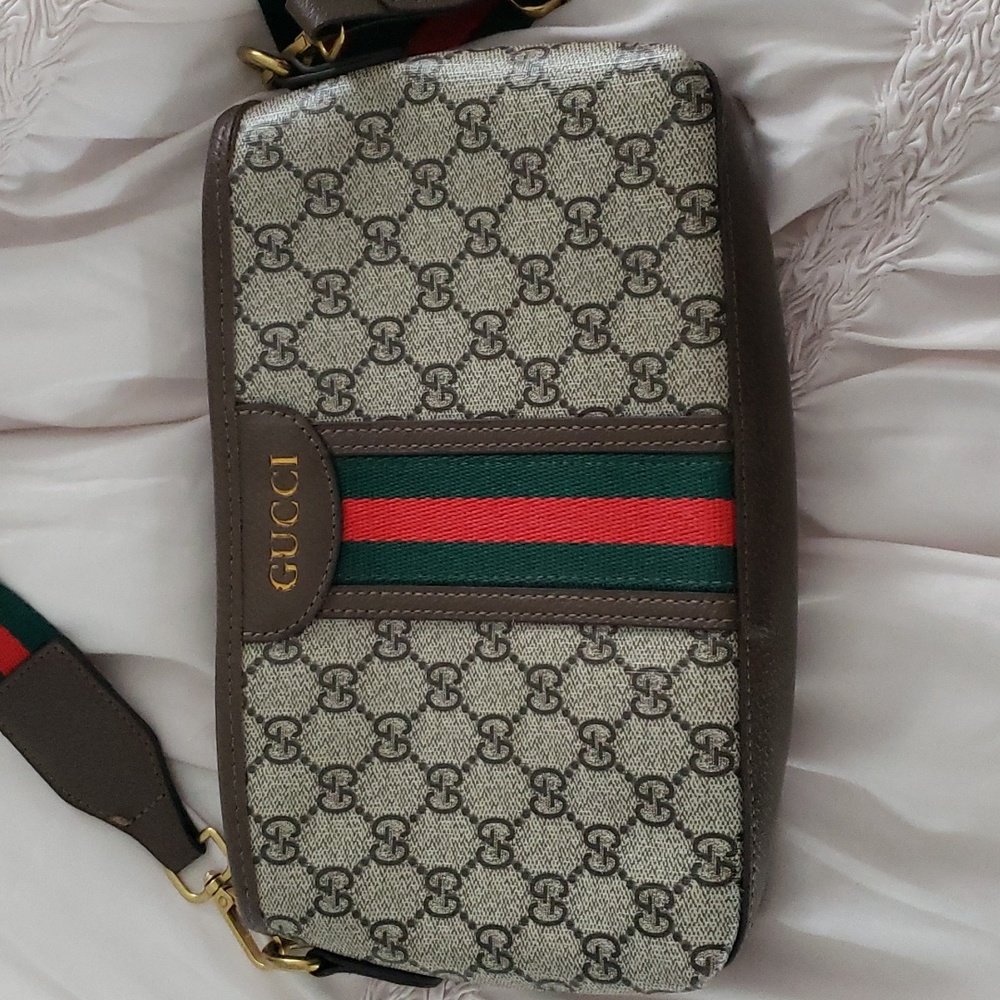 Shoulder bag.